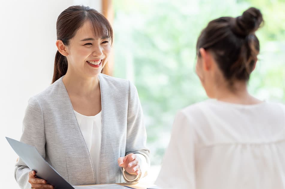 江坂駅から徒歩5分の結婚相談所[ スマイルブーケ ]で女性スタッフに相談するイメージ写真